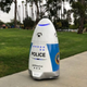 Ilustración para el artículo titulado Un robot policía ignora un altercado en el centro comercial que vigilaba y sigue con su ronda